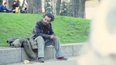 Dilenci evsiz serseri. Yoksulluk. Serserilik. Kyiv. Ukrayna.