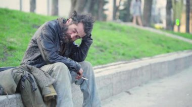 Dilenci evsiz serseri. Yoksulluk. Serserilik. Kyiv. Ukrayna.
