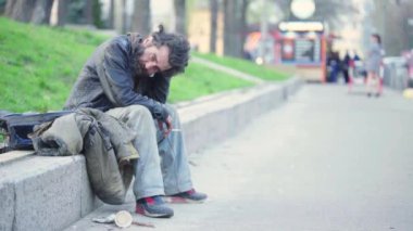 Dilenci evsiz serseri. Yoksulluk. Serserilik. Kyiv. Ukrayna.