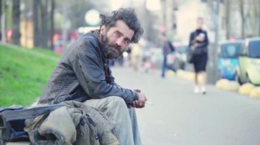 Dilenci evsiz serseri. Yoksulluk. Serserilik. Kyiv. Ukrayna.