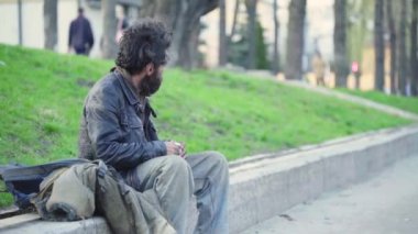 Dilenci evsiz serseri. Yoksulluk. Serserilik. Kyiv. Ukrayna.