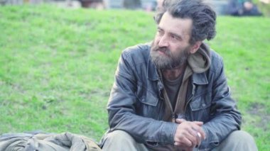 Dilenci evsiz serseri. Yoksulluk. Serserilik. Kyiv. Ukrayna.