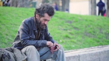 Dilenci evsiz serseri. Yoksulluk. Serserilik. Kyiv. Ukrayna.