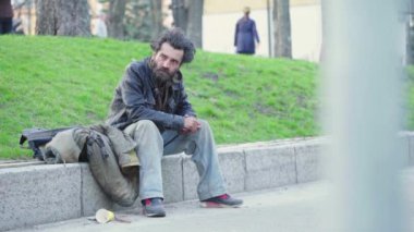 Dilenci evsiz serseri. Yoksulluk. Serserilik. Kyiv. Ukrayna.