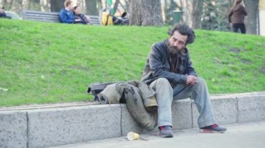 Dilenci evsiz serseri. Yoksulluk. Serserilik. Kyiv. Ukrayna.