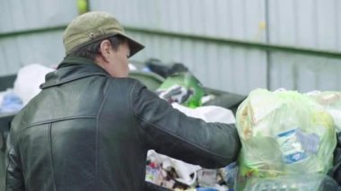 Dilenci evsiz bir serseri çöp tenekesinde yiyecek arıyor. Kyiv. Ukrayna