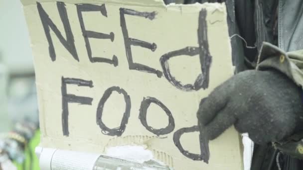 Die Aufschrift "Not Food" von einem armen Obdachlosen. kyiv. Ukraine — Stockvideo