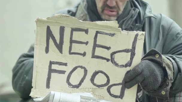 Η επιγραφή "Χρειάζομαι φαγητό" από μια φτωχή άστεγη τσούλα. Κίεβο. Ουκρανία — Αρχείο Βίντεο