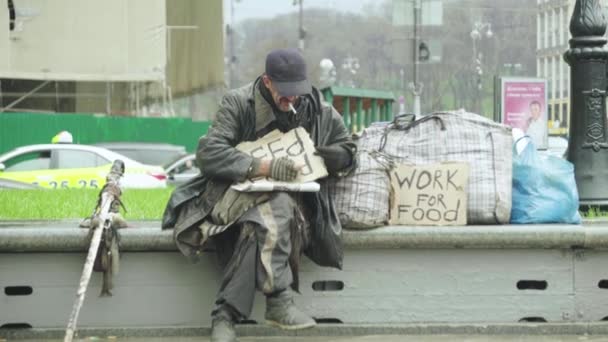 A inscrição "Precisa de comida" por um vagabundo pobre sem-teto. Kiev. Ucrânia — Vídeo de Stock