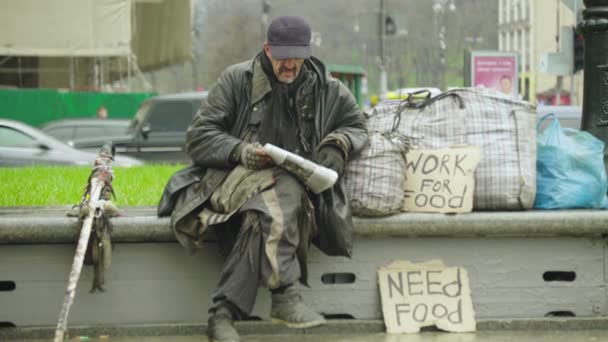 A inscrição "Trabalhar por comida" do pobre vagabundo sem-teto. Kiev. Ucrânia — Vídeo de Stock