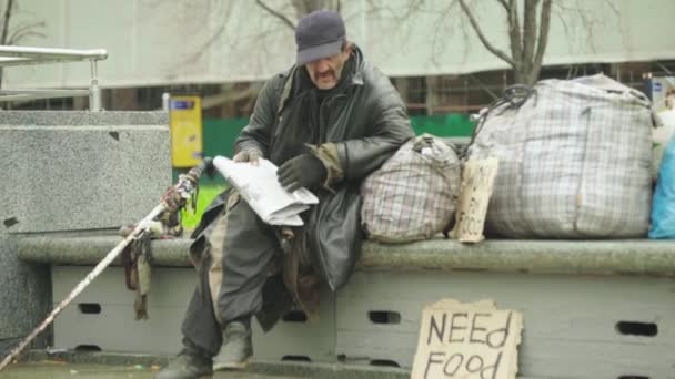 Напис "Працювати на їжу" бідних бездомних бродяг. Київ. Україна — стокове відео