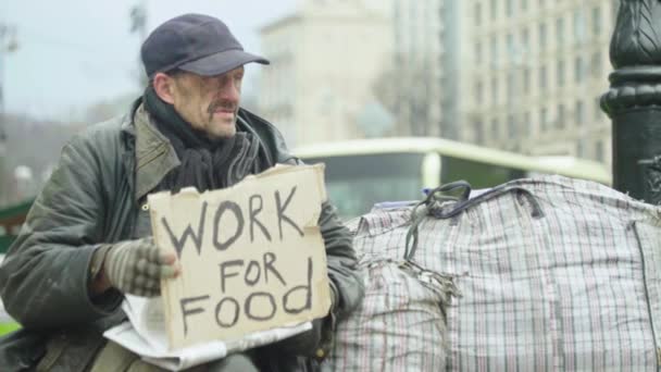 A inscrição "Trabalhar por comida" do pobre vagabundo sem-teto. Kiev. Ucrânia — Vídeo de Stock