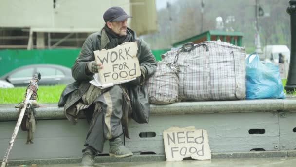 Tulisan "Bekerja untuk makanan" oleh gelandangan tunawisma miskin. Kyiv. Ukraina — Stok Video