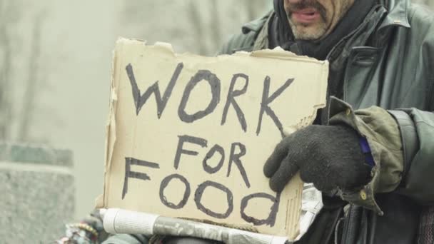 La inscripción "Trabajo por la comida" de la pobre vagabunda sin hogar. Kiev. Ucrania — Vídeo de stock