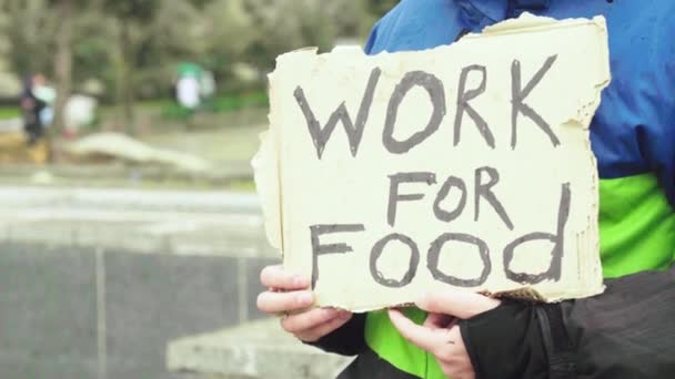 A inscrição "Trabalhar por comida" do pobre vagabundo sem-teto. Kiev. Ucrânia — Vídeo de Stock
