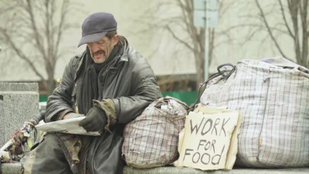 La inscripción "Trabajo por la comida" de la pobre vagabunda sin hogar. Kiev. Ucrania — Vídeos de Stock