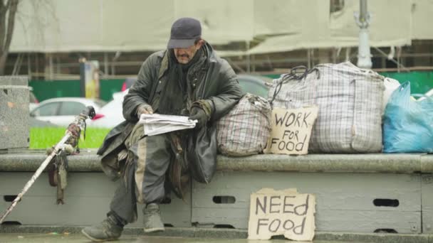 The inscription "Work for food" by the poor homeless tramp. Kyiv. Ukraine — Stock Video