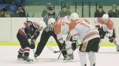 Buz arenasında hokey maçı. Ağır çekim. Kyiv. Ukrayna