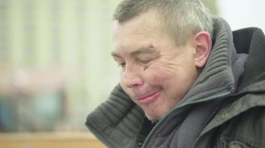 Dilenci evsiz serseri. Yoksulluk. Serserilik. Kyiv. Ukrayna.
