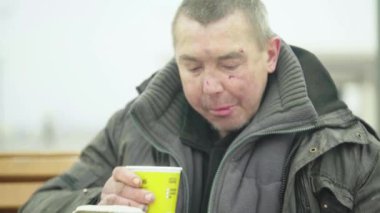 Dilenci evsiz serseri. Yoksulluk. Serserilik. Kyiv. Ukrayna.