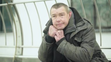 Dilenci evsiz serseri. Yoksulluk. Serserilik. Kyiv. Ukrayna.