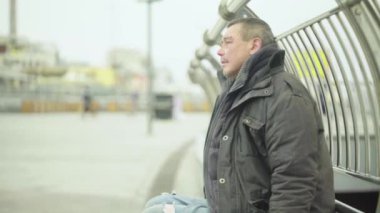 Dilenci evsiz serseri. Yoksulluk. Serserilik. Kyiv. Ukrayna.