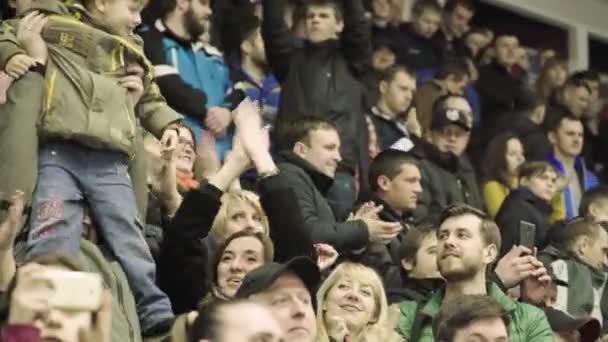 Fãs durante uma partida de hóquei. Pessoas espectadoras na arena de gelo. Kiev. Ucrânia — Vídeo de Stock