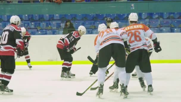 Eishockeyspiel in der Eisarena. Zeitlupe. kyiv. Ukraine — Stockvideo
