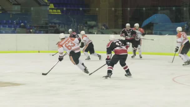 Een ijshockeywedstrijd in de ijshal. Langzame beweging. Kiev. Oekraïne — Stockvideo