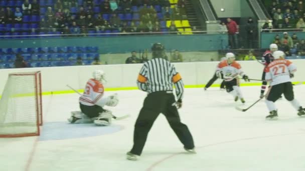 Eishockeyspiel in der Eisarena. Zeitlupe. kyiv. Ukraine — Stockvideo