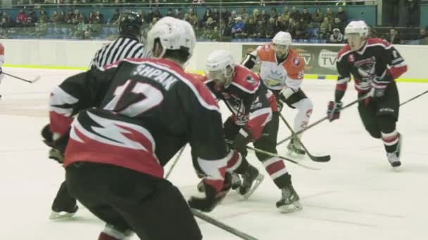 Eishockeyspiel in der Eisarena. Zeitlupe. kyiv. Ukraine — Stockvideo