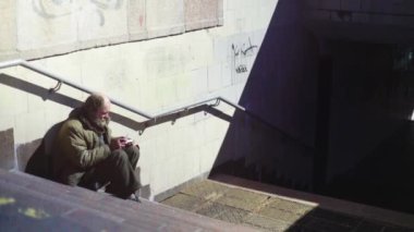 Dilenci evsiz serseri. Yoksulluk. Serserilik. Kyiv. Ukrayna.