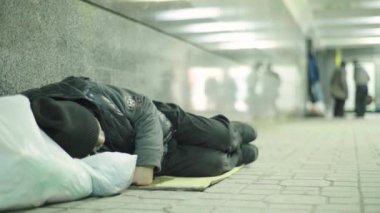 Dilenci evsiz serseri. Yoksulluk. Serserilik. Kyiv. Ukrayna.