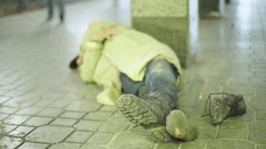 Dilenci evsiz serseri. Yoksulluk. Serserilik. Kyiv. Ukrayna.