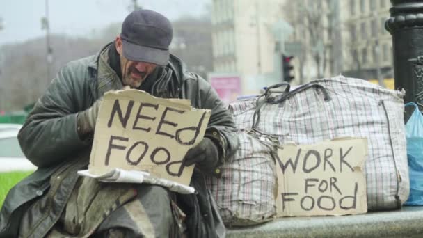 Надпись "Нужна еда" бедной бездомной бродяги. Киев. Украина — стоковое видео