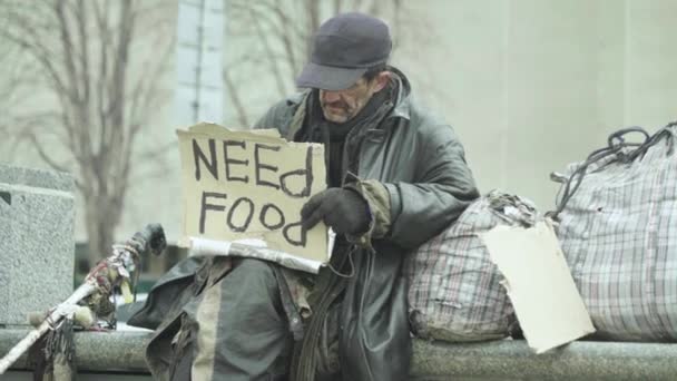 Η επιγραφή "Χρειάζομαι φαγητό" από μια φτωχή άστεγη τσούλα. Κίεβο. Ουκρανία — Αρχείο Βίντεο