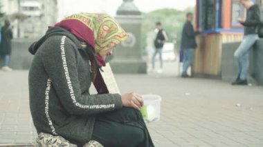 Dilenci evsiz kadın. Yoksulluk. Serserilik. Kyiv. Ukrayna.