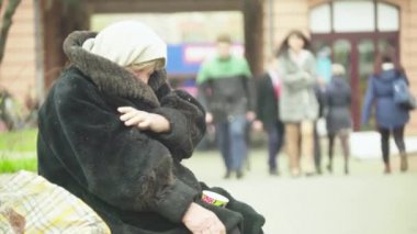 Dilenci evsiz kadın. Yoksulluk. Serserilik. Kyiv. Ukrayna.
