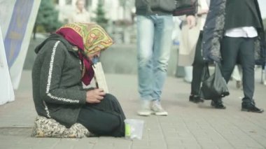 Dilenci evsiz kadın. Yoksulluk. Serserilik. Kyiv. Ukrayna.
