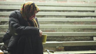 Dilenci evsiz kadın. Yoksulluk. Serserilik. Kyiv. Ukrayna.