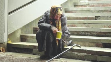 Dilenci evsiz kadın. Yoksulluk. Serserilik. Kyiv. Ukrayna.