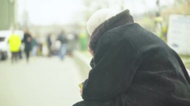 Dilenci evsiz kadın. Yoksulluk. Serserilik. Kyiv. Ukrayna.