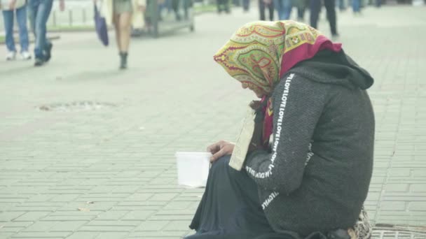 Bettler obdachlos Frau. Armut. Landstreicherei. kyiv. Ukraine. — Stockvideo