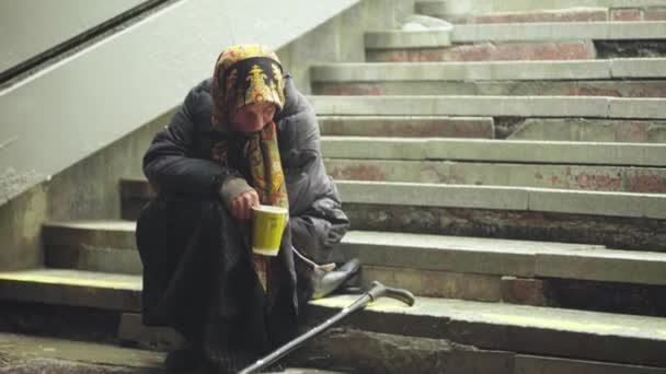 Άστεγη ζητιάνα. Φτώχεια. Αλαζονεία. Κίεβο. Ουκρανία. — Αρχείο Βίντεο