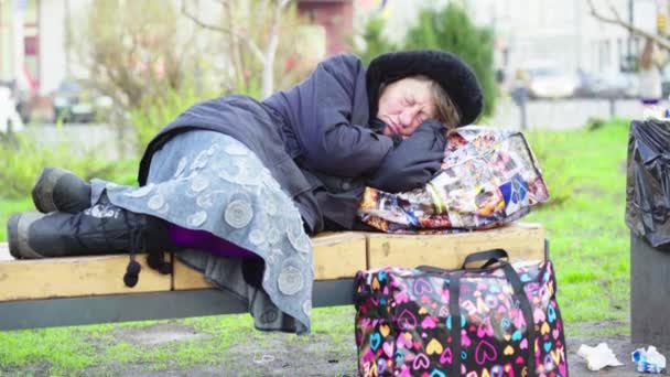 Bettler obdachlos Frau. Armut. Landstreicherei. kyiv. Ukraine. — Stockvideo