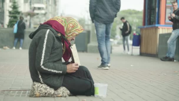 Koldus hajléktalan nő. Szegénység. Csavargás. Kijevben. Ukrajna. — Stock videók