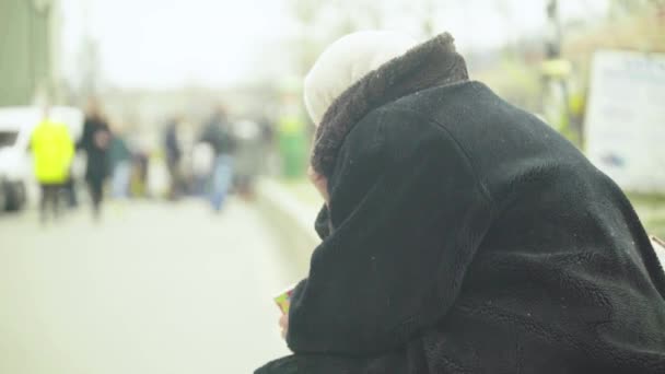 Koldus hajléktalan nő. Szegénység. Csavargás. Kijevben. Ukrajna. — Stock videók