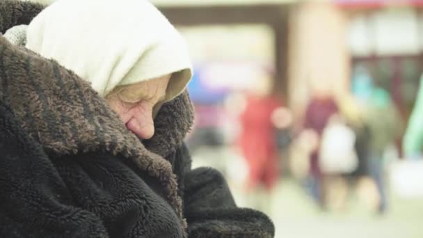 Άστεγη ζητιάνα. Φτώχεια. Αλαζονεία. Κίεβο. Ουκρανία. — Αρχείο Βίντεο