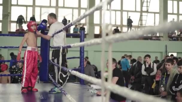 Kickboxing. Fighter and coach in the corner of the ring. Kyiv. Ukraine — Stock Video