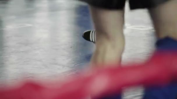 Kickboksen. Kickbokser benen tijdens het gevecht. Voeten — Stockvideo